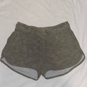 kohl’s olive green shorts